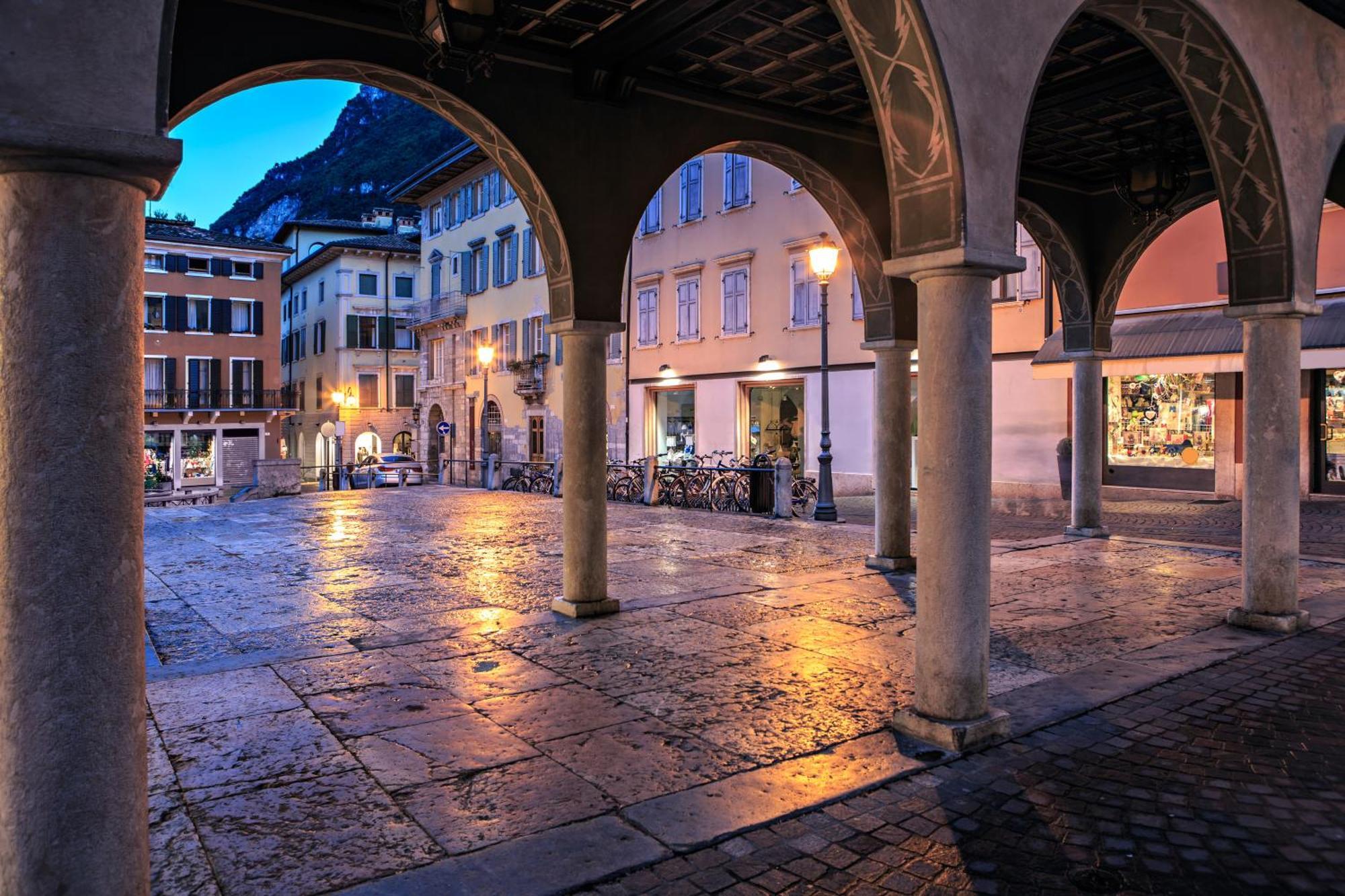 Nido Sui Tetti Di Riva Del Garda - Happy Rentals 외부 사진